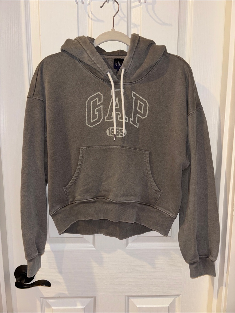GAP Women's Cropped Hooded Logo Sweatshirt in Faded Olive